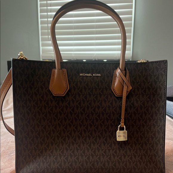 Michael Kors Large Monogram Tote Bag - Picture 2 of 8